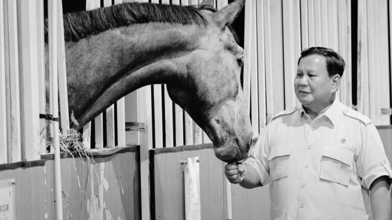 Prabowo Cek Resimen Kavaleri Berkuda Ronggolawe, Beri Arahan Tegas kepada Prajurit
