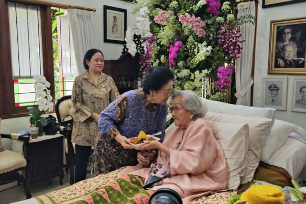 Kapolri Bertemu Megawati di HUT ke-100 Istri Hoegeng: Tunduk Hormat, Cium Tangan Sang Ketua Umum